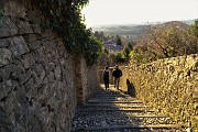 79 Salita dello Scorlazzone, gradinata, acciottolata, tra muri in pietra locale